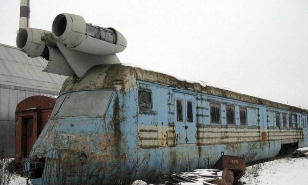 Το σοβιετικό turbo train που σχεδόν "πετουσε" σκουριάζει στην αυλή ενός εργοστασίου